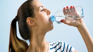 عادة خطيرة يفعلها الكثير .. طبيب استشاري كبير يكشف ما سيحدث لجسمك عند تقليل شرب المياه .. هتنهي حياتك بنفسك
