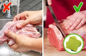 “اوعي تعملي كدا”… ماذا يحدث عند غسل اللحوم والدواجن.