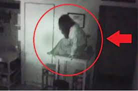 راقب ولادك قبل فوات الأوان .. اكتشف ماذا وجدت تلك السيدة في غرفة ابنتها عندما قامت بوضع كاميرا مراقبة لتشاهد صدمة غير متوقعة .. أمر يشيب له الرأس