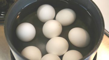 «متموتيش أولادك بأيدك»…احذروا سلق البيض بهذه الطريقة قد يسبب التسمم الغذائي…توقفي عنها فورا