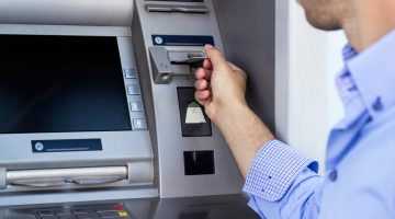 خلي بالك فلوسك هتضيع .. حيلة جديدة يستخدمها النصابون لسرقة أموالك من الـ ATM .. احذر منها