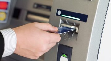 “الماكينة لو بلعتها هتعرف تطلعها بسهولة”..طريقة سهلة لإستعادة الفيزا مرة تانية عند سحبها في الـ ATM