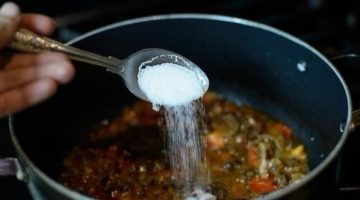 فكرة جهنمية للتخلص من الملح الزائد في الطعام بمكونات موجودة في مطبخك.. اعرفي ازاي