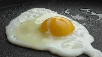 عمرك ضاع بتقليه غلط !!! تعرفي على الطرق الصحيحة لقلي البيض لإعداد البيض على الفطور  بدون تسميم البيض