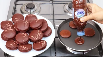 استمتعِ بألذ الحلويات السريعة.. طريقة عمل أقراص الكيك بالشوكولاته في الطاسة خلال 10 دقائق بدون فرن