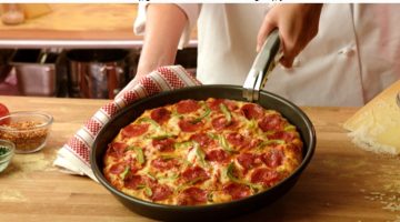 بيتزا الطاسة السريعة الهشة بمكونات بسيطة من مطبخك