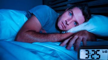 هل تعاني من التوتر والقلق إتبع هذه الحيل الغريبة والفعالة التي تساعد على النوم خلال 3 دقائق